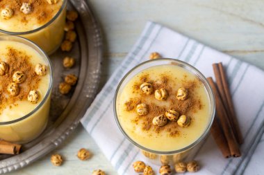 Boza veya Bosa, geleneksel Türk içkisi ve kızarmış nohut. 