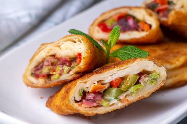 Pastirma (pastırma) ve çedar peynirli Türk Pacanga Boregi. - Pastirmali Borek.
