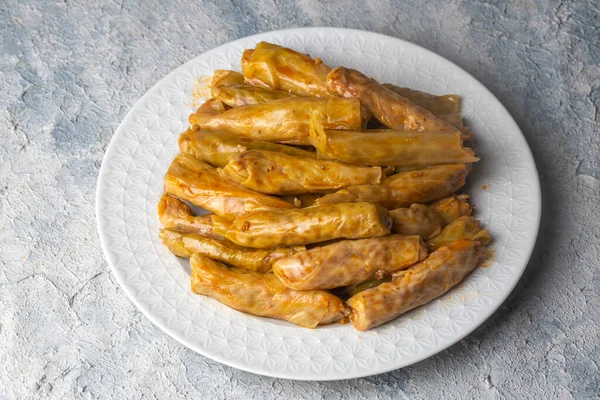 Lahana Sarma, Türk geleneksel yemeği, pirinç dolması ile sarılmış haşlanmış lahana yaprağı.