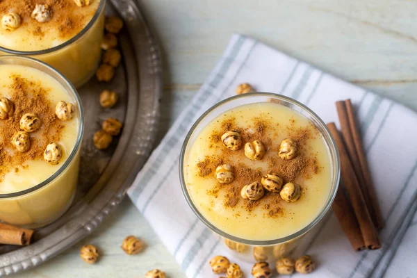 Boza veya Bosa, geleneksel Türk içkisi ve kızarmış nohut. 