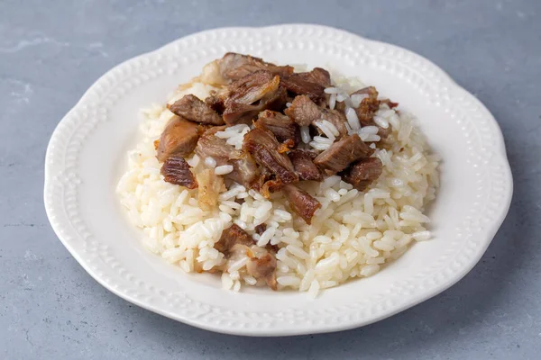 Geleneksel Türk yemekleri, pilav üzerine kızarmış et.