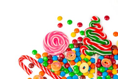 Renkli lolipoplar ve farklı renkli yuvarlak şekerler. Üst görünüm.