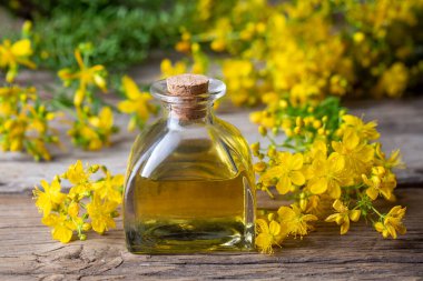 Hipperikum perforatum bitkisinden (Türkçe adı; sari kantaron yagi)