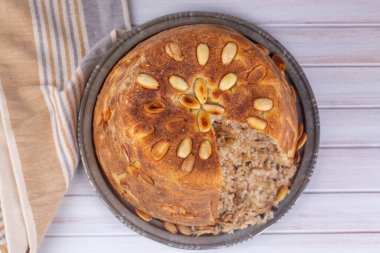 Türk Perde Pilavi. Tavuk, badem ve kuru üzümlü kumaş pilavı. Siirt bölgesinden yerel aromalı pirinç (Türkçe adı; Siirt perde pilavi)