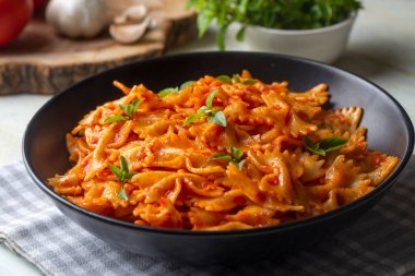 Domates soslu Farfalle makarna, papyonlu makarna sosu (Türkçe adı; domatesli kelebek makarna))