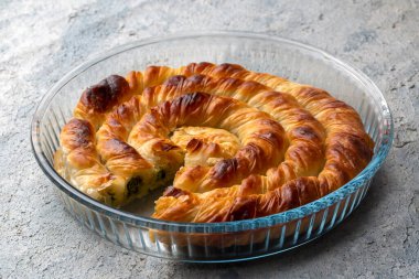 Türk Tepsi Boregi, Yuvarlak Borek, Tepsi hamur işi (Türkçe adı; rulo borek, ispanakli borek)
