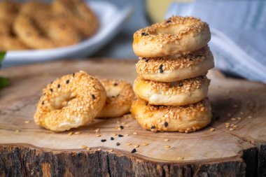 Susamlı Türk simidi veya tuzlu halka kurabiyesi. Türk ismi; Kandil simidi veya tuzlu halka kurabiye