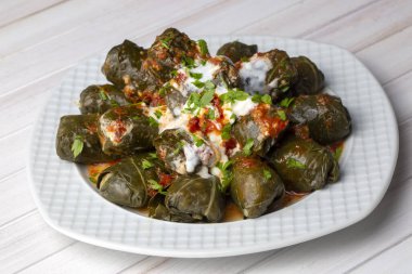 Haşlanmış yapraklı lahana dolması, geleneksel Türk türkçesi Karadeniz bölgesi yiyeceği, sarma, dolma (Türkçe adı Kara lahana sarmasi))