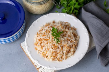 Geleneksel lezzetli Türk yemekleri; Türk usulü pirinç pilavı (Türkçe adı; Arpa sehriyeli pirinc pilavi)