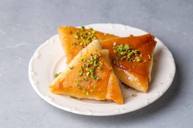 Geleneksel Türk tatlıları; muhallebi üçgenli tatlı, albanya tatlısı (Türkçe adı; Arnavut tatlisi veya muhallebili muska tatlisi)