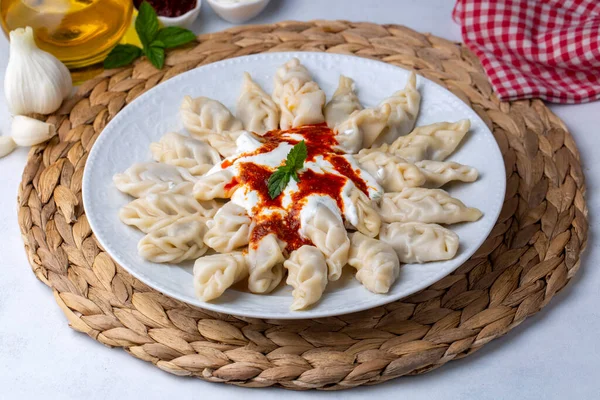 Georgische Knödel Khinkali Mit Fleisch Tomatensauce Und Gewürzen Hingel Oder — Stockfoto