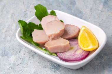 Türk mezeleri zeytinyağlı Tunny Balığı (Türkçe: Lakerda))