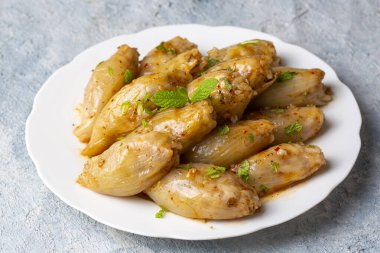 Doldurulmuş soğan tabağı. Geleneksel Türk yemeklerinden (Türkçe: Sogan dolmasi) doldurulmuş soğan)