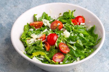 Türk usulü roka salatası (Türkçe adı; roka salatasi)