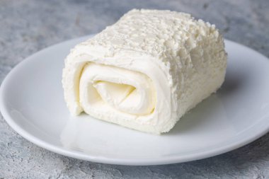 Türk kremalı süt ürünü. Türk kahvaltısı için bir bardak sütlü pıhtılaşmış krema. (Türkçe adı; kayak)