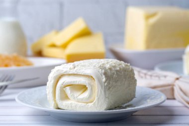 Türk kremalı süt ürünü. Türk kahvaltısı için bir bardak sütlü pıhtılaşmış krema. (Türkçe adı; kayak)