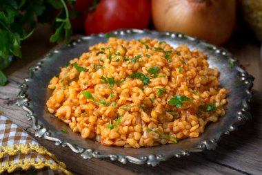 Tabakta domates sosu bulunan geleneksel Türk bulgur pilavı (Türkçe adı; meyhane pilavi))