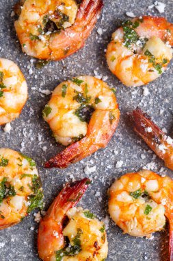 Soslu ızgara karides.