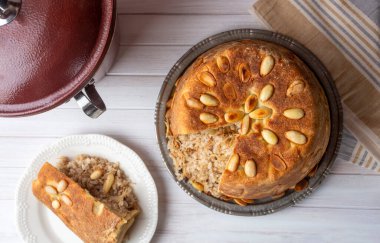 Türk Perde Pilavi. Tavuk, badem ve kuru üzümlü kumaş pilavı. Siirt bölgesinden yerel aromalı pirinç (Türkçe adı; Siirt perde pilavi)
