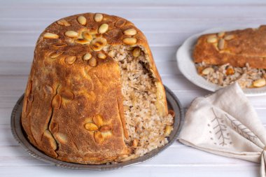 Türk Perde Pilavi. Tavuk, badem ve kuru üzümlü kumaş pilavı. Siirt bölgesinden yerel aromalı pirinç (Türkçe adı; Siirt perde pilavi)