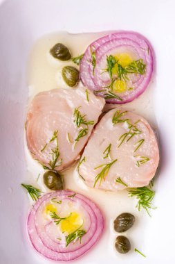 Baharatlı ve otlu çiğ tavuk göğsü.