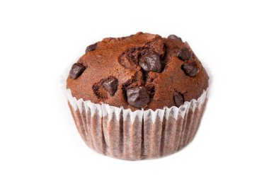 Beyaz arka planda el yapımı çikolatalı kek.