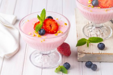 Tahtada yaban mersini ve çilekli tatlı.