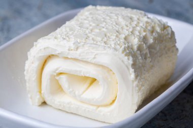 Türk kremalı süt ürünü. Türk kahvaltısı için bir bardak sütlü pıhtılaşmış krema. (Türkçe adı; kayak)