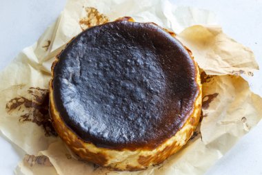 San Sebastian Cheesecake. Fotoğrafı kapat.