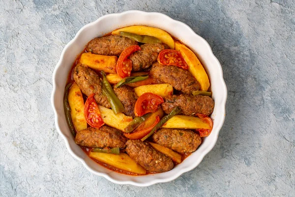 Traditionell Hemlagad Turkisk Mat Kofte Kofta Med Tomatsås Och Potatis — Stockfoto