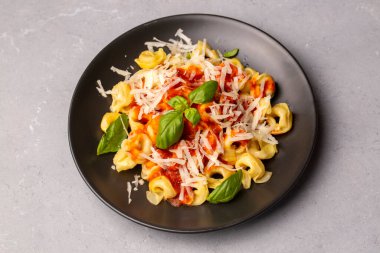 Domates soslu İtalyan tortellini makarnası - İtalyan yemeği tarzı.