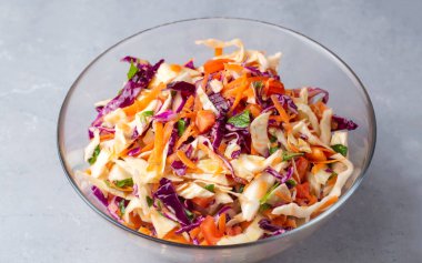 Mor lahanalı taze sebze salatası, beyaz lahana, marul, beyaz tabakta havuç.