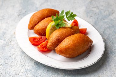 Kibbeh, Orta Doğu mutfağında (Türkçe: icli kofte) popüler bir yemektir.)