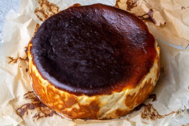 San Sebastian Cheesecake. Fotoğrafı kapat.