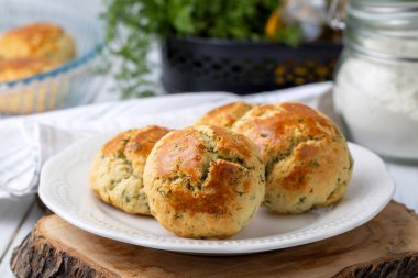 Lezzetli Türk yemekleri; dereotlu pastalar, Türkçe adı; dere otlu peynirli pogac
