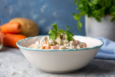 Rus salatası mayonez ve yumurtalı Olivier (Türkçe: Rus salatasi))