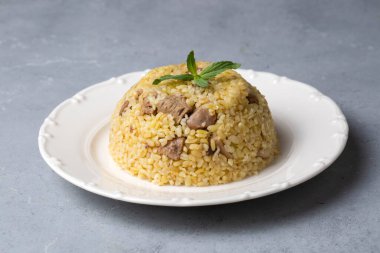 Geleneksel lezzetli Türk mutfağından; Etli Bulgur pilavı (Türkçe adı; etli bulgur pilavi))
