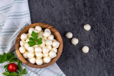 Türk peyniri çeşitleri; top peyniri, süt damlası peyniri (Türk adı; top - topik peynir veya sut damlasi peynir))