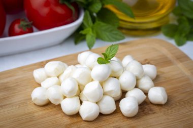 Türk peyniri çeşitleri; top peyniri, süt damlası peyniri (Türk adı; top - topik peynir veya sut damlasi peynir))