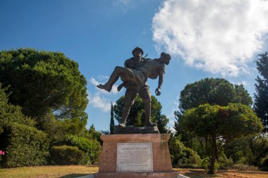  Çanakkale 'deki Şehitler Anıtı' nda yaralı Anzak askeri taşıyan bir Türk askerinin anıtı.