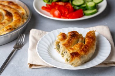 Türk Tepsi Boregi, Yuvarlak Borek, Tepsi hamur işi (Türkçe adı; rulo borek - ispanakli borek)