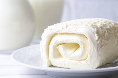 Türk kremalı süt ürünü. Türk kahvaltısı için bir bardak sütlü pıhtılaşmış krema. (Türkçe adı; kayak)