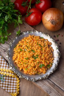 Tabakta domates sosu bulunan geleneksel Türk bulgur pilavı (Türkçe adı; meyhane pilavi))