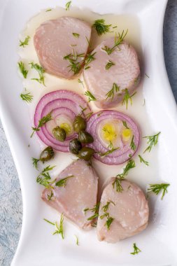 Türk mezeleri zeytinyağlı Tunny Balığı (Türkçe: Lakerda))