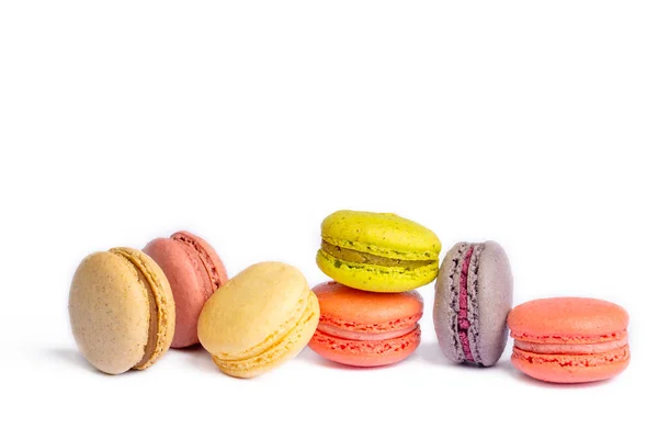 Bolos Macaroon Coloridos Pequenos Queques Franceses Macarons Coloridos Fundo Branco — Fotografia de Stock