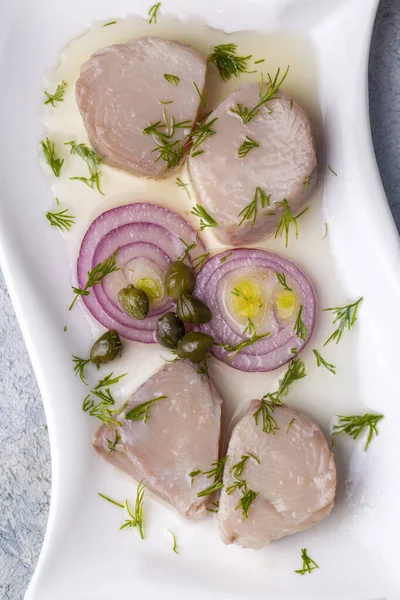 Türk mezeleri zeytinyağlı Tunny Balığı (Türkçe: Lakerda))