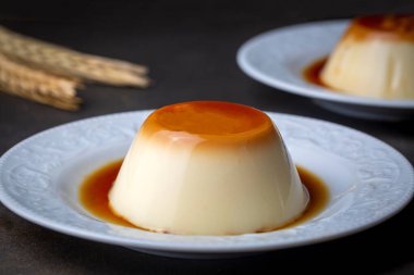 Karamel soslu kremalı puding.
