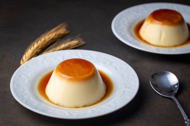 Karamel soslu kremalı puding.