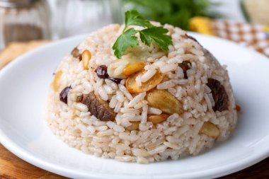 Geleneksel lezzetli Türk yemekleri; çam fıstığı ve fındıklı pirinç pilavı (Türkçe adı; bademli iç pilav veya pilav))