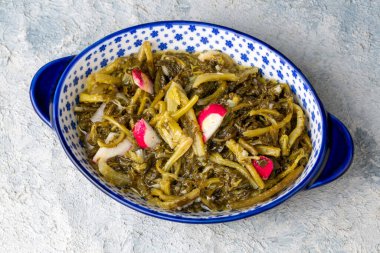 Turp salatası, geleneksel Türk mezeleri, Ege otları (Türkçe adı; Radika ve Turp otu salatasi)